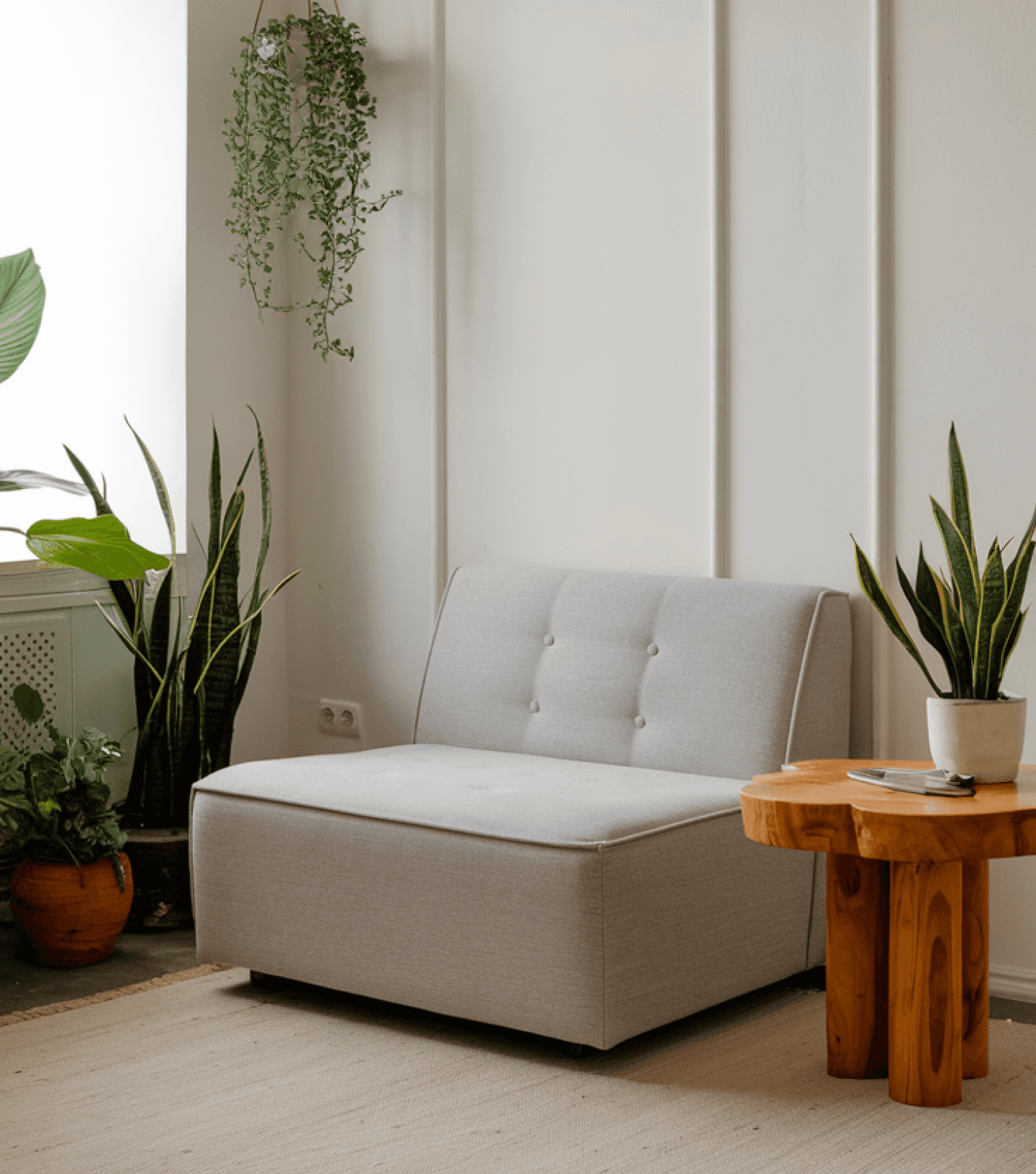 Sofá de encosto cinzento e mesa de centro em madeira